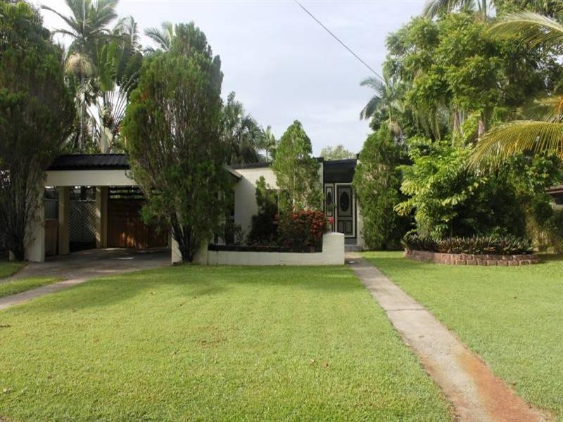 33 Tamarind Street, Holloways Beach QLD 4878