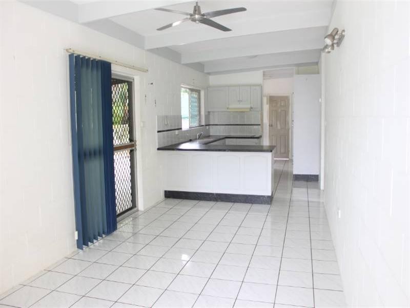 33 Tamarind Street, Holloways Beach QLD 4878