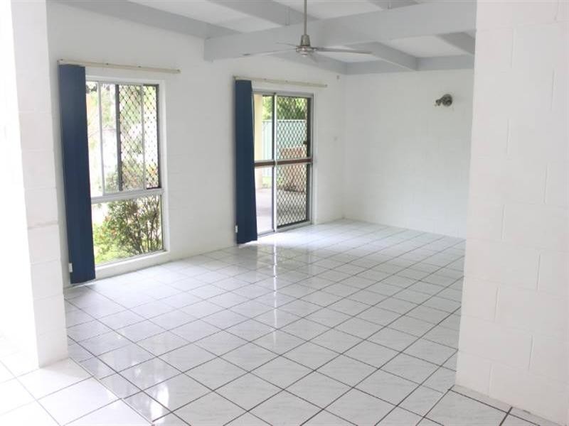 33 Tamarind Street, Holloways Beach QLD 4878