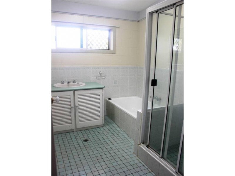 33 Tamarind Street, Holloways Beach QLD 4878