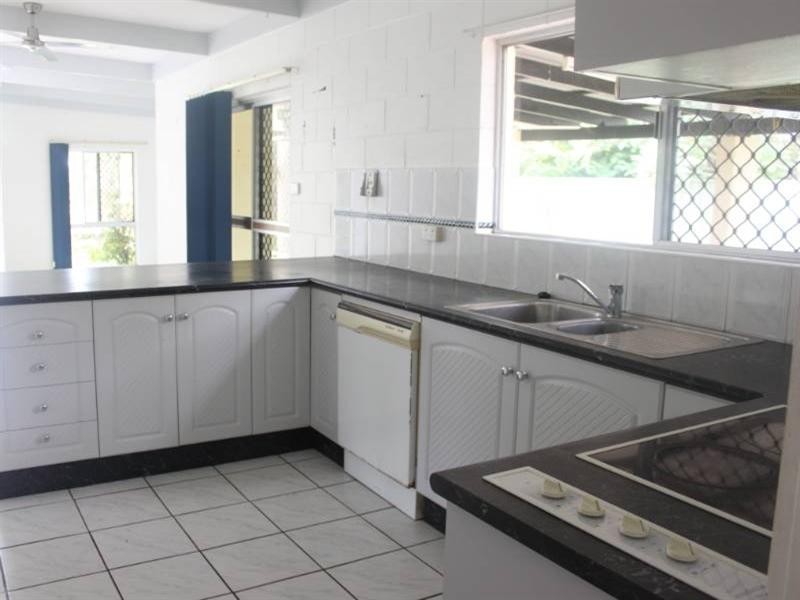 33 Tamarind Street, Holloways Beach QLD 4878