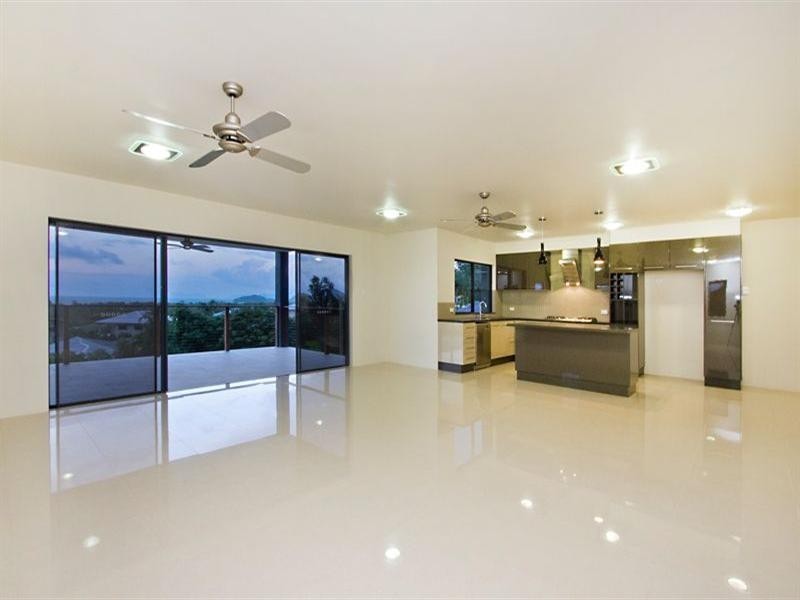 18 Savannah Street (Middle Floor), Palm Cove QLD 4879