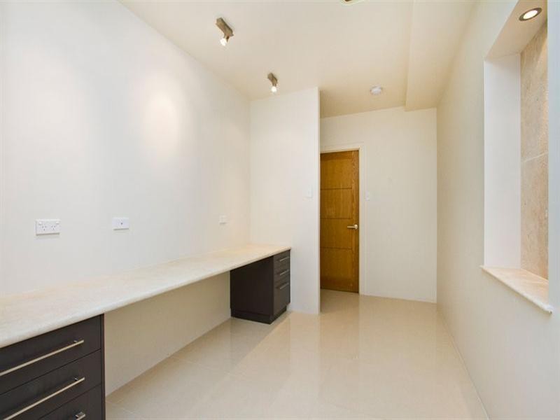 18 Savannah Street (Middle Floor), Palm Cove QLD 4879