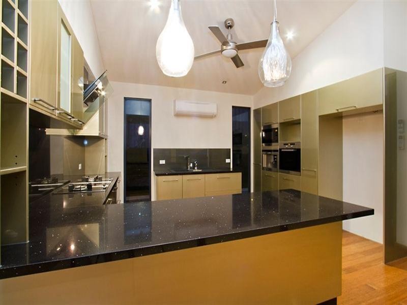 18 Savannah Street (Top Floor), Palm Cove QLD 4879