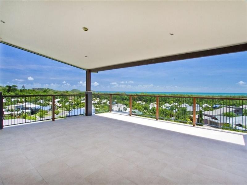 18 Savannah Street (Top Floor), Palm Cove QLD 4879