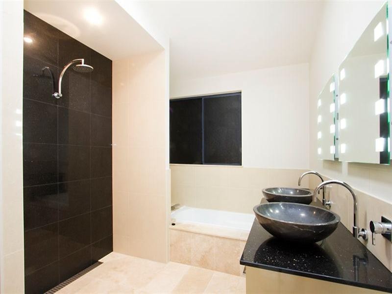 18 Savannah Street (Top Floor), Palm Cove QLD 4879