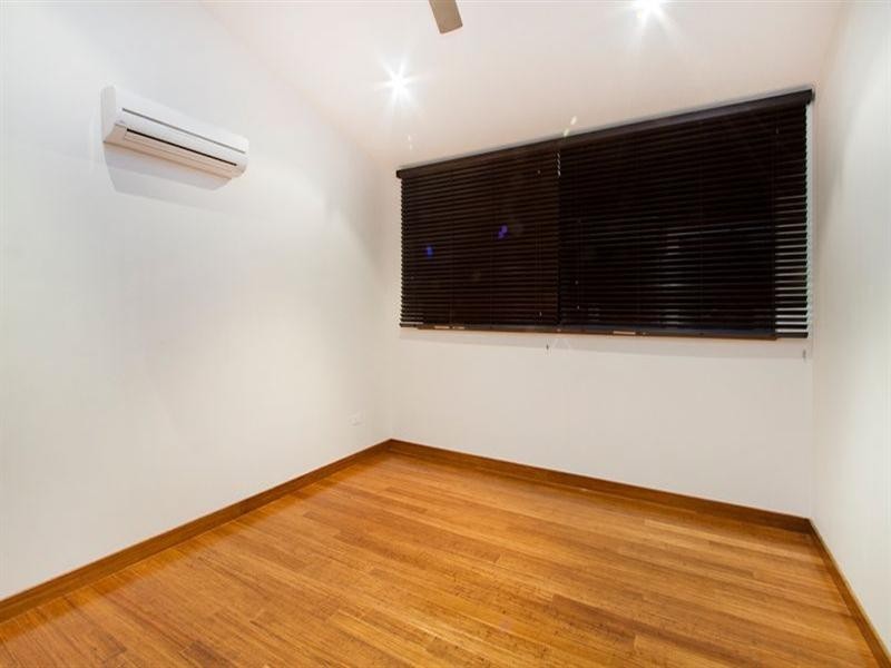 18 Savannah Street (Top Floor), Palm Cove QLD 4879