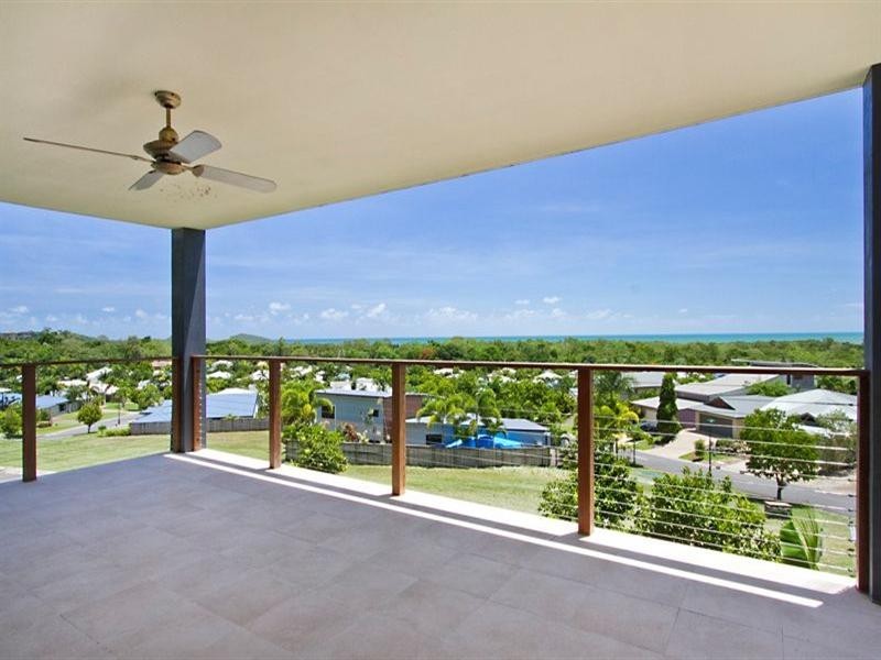 18 Savannah Street (Top Floor), Palm Cove QLD 4879