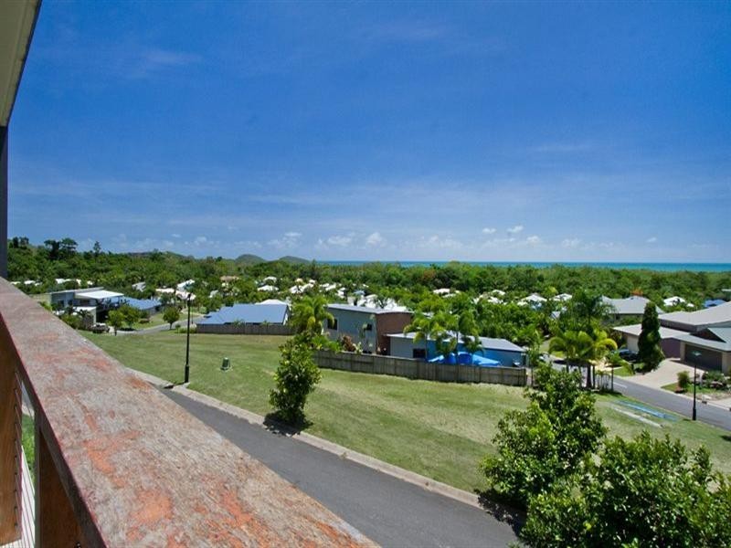 18 Savannah Street (Top Floor), Palm Cove QLD 4879