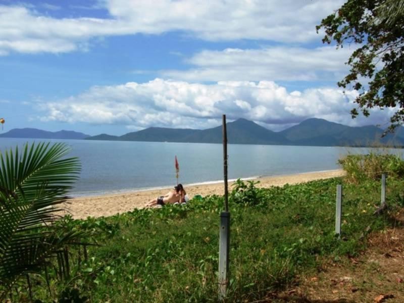 Holloways Beach QLD 4878