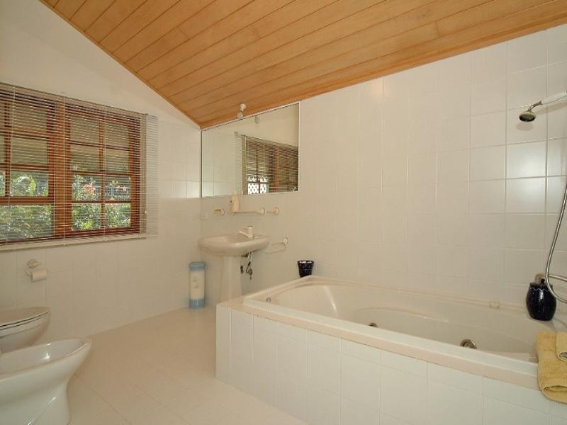 16 Hayward Road, Lake Macdonald QLD 4563