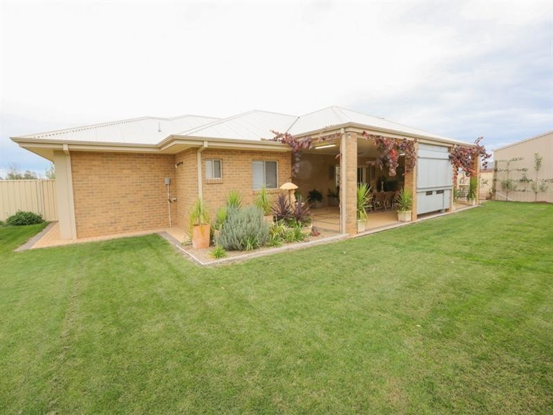 2 Roy Harwood Drive, Irymple VIC 3498