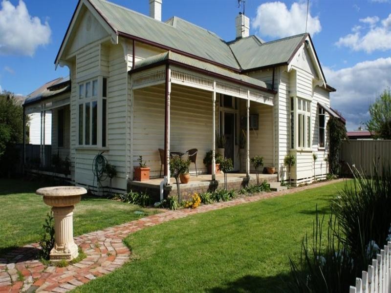 11 Dudley Street, Rochester VIC 3561