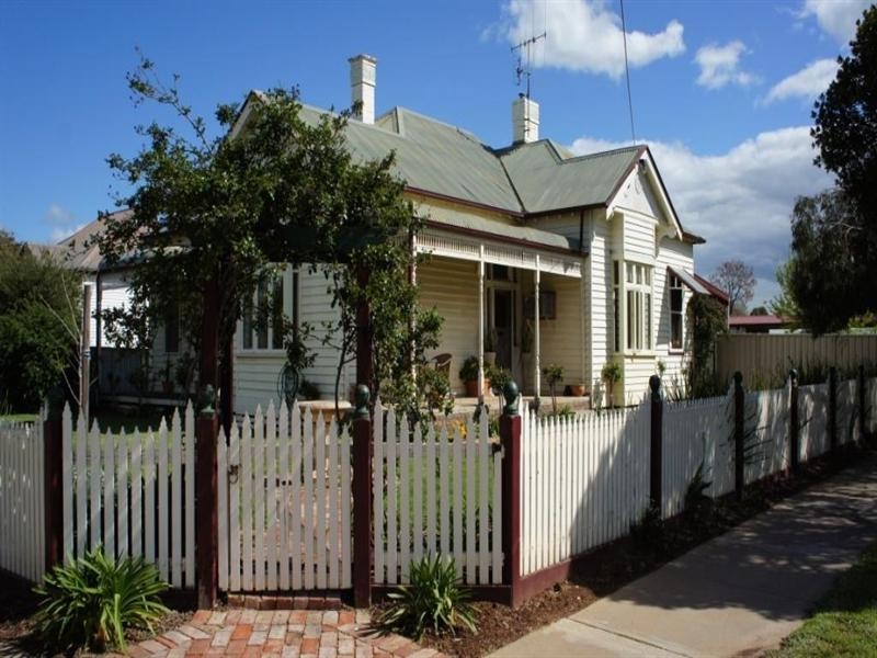 11 Dudley Street, Rochester VIC 3561