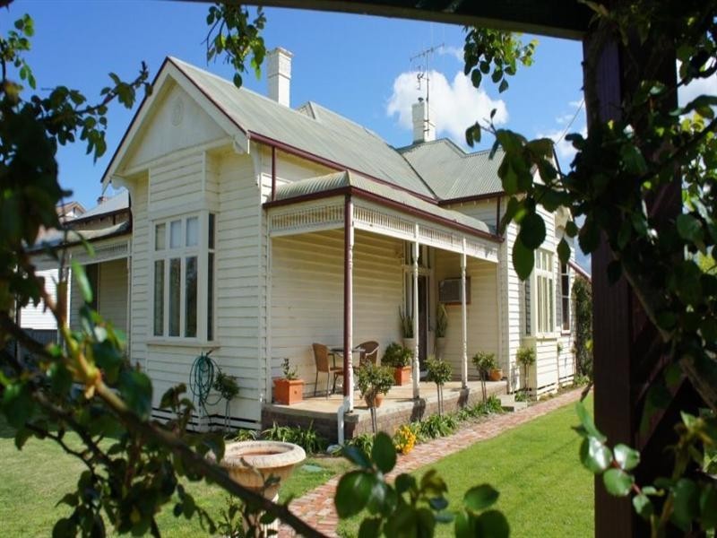 11 Dudley Street, Rochester VIC 3561