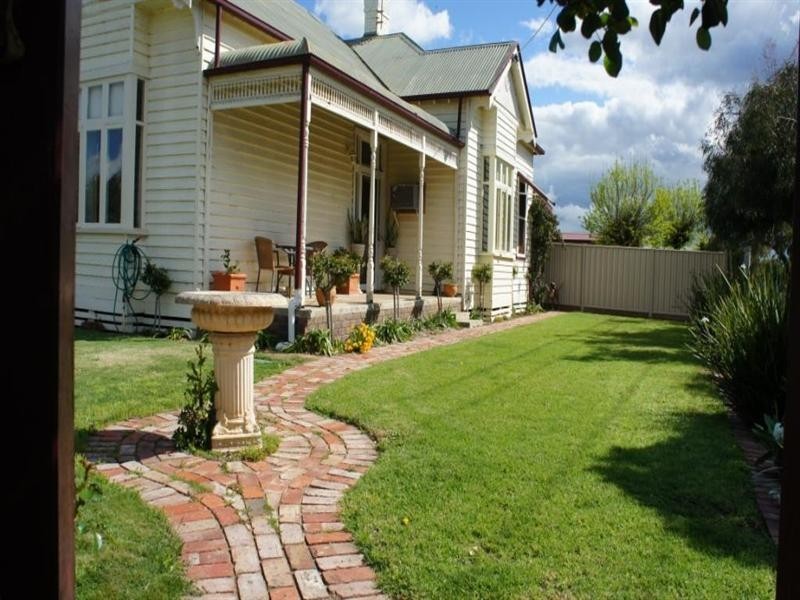 11 Dudley Street, Rochester VIC 3561