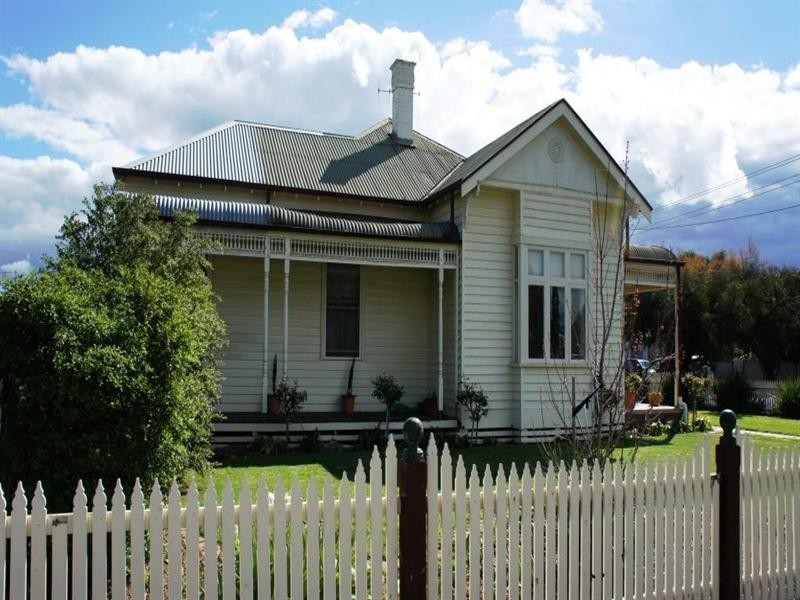 11 Dudley Street, Rochester VIC 3561