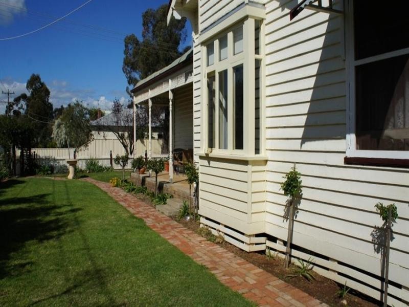 11 Dudley Street, Rochester VIC 3561