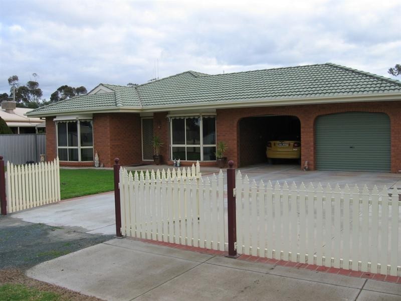 36 Kerford Street, Rochester VIC 3561