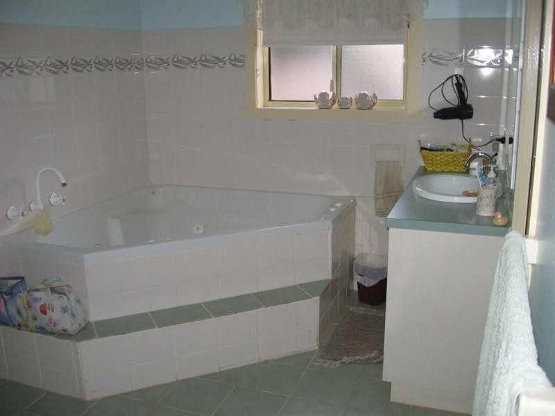 36 Kerford Street, Rochester VIC 3561