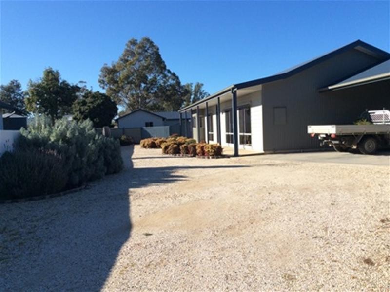 120 Railway Place, Elmore VIC 3558