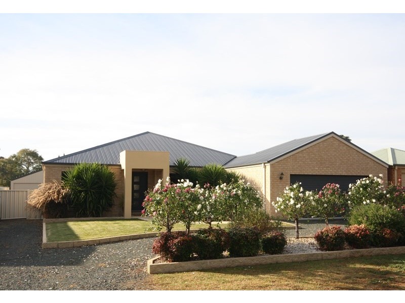 9 High Street, Rochester VIC 3561