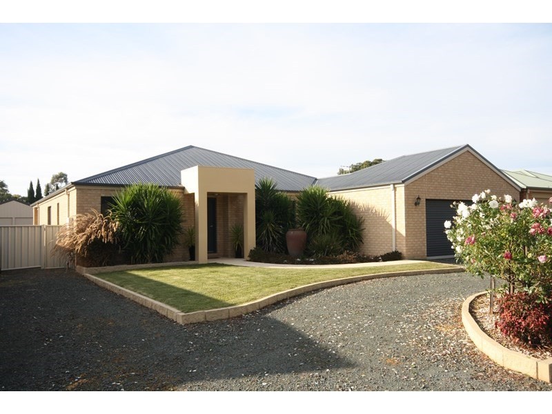 9 High Street, Rochester VIC 3561