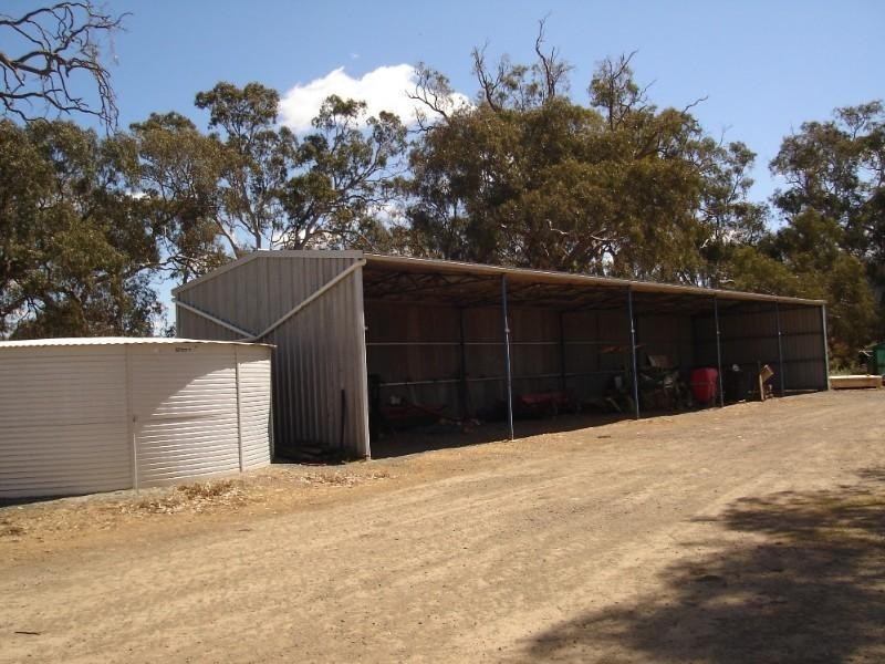 131 Brooks Road, Rochester VIC 3561
