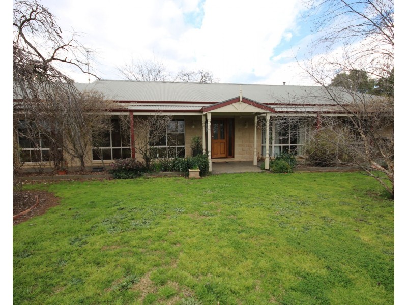 74 Pascoe Street, Rochester VIC 3561