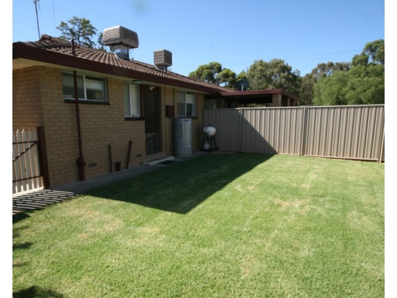 2/9 Priory Street, Rochester VIC 3561