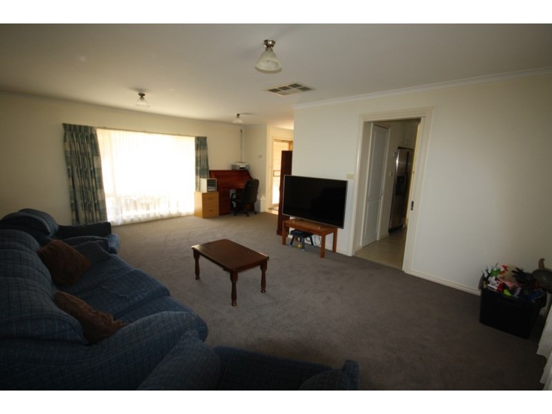 33 Dudley Street, Rochester VIC 3561