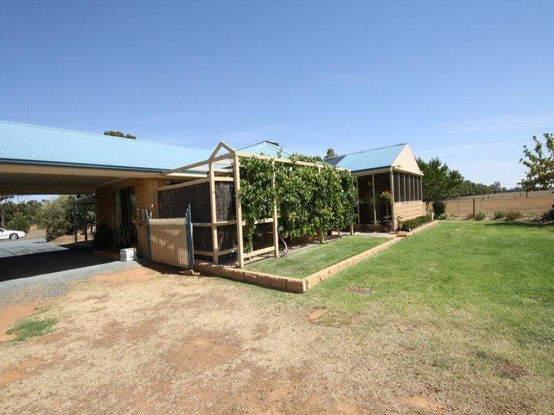 6 Dingee Road, Rochester VIC 3561