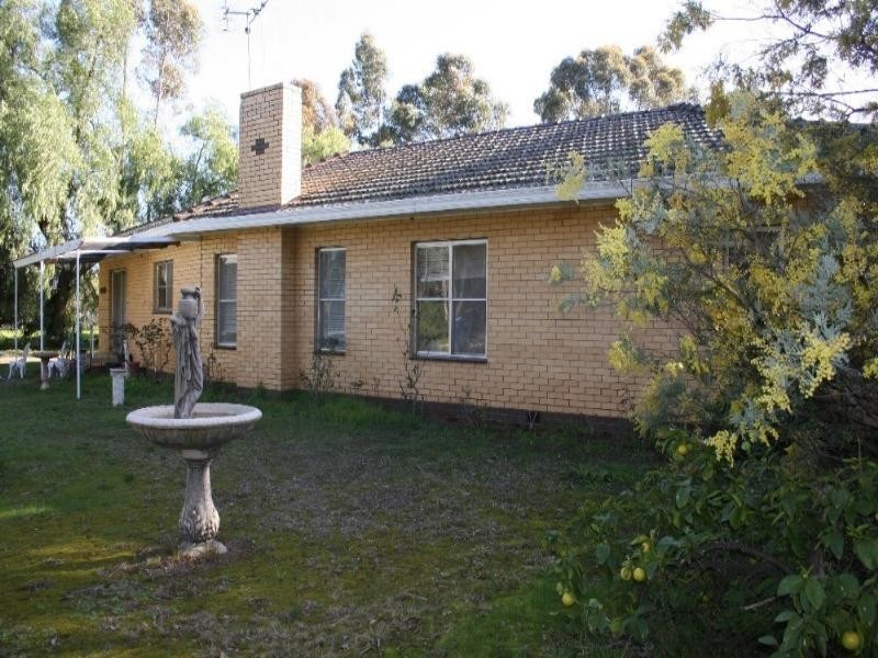48 Railway Road, Rochester VIC 3561