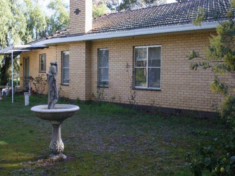 48 Railway Road, Rochester VIC 3561