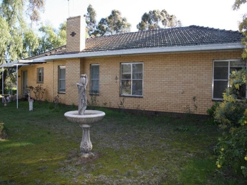 48 Railway Road, Rochester VIC 3561
