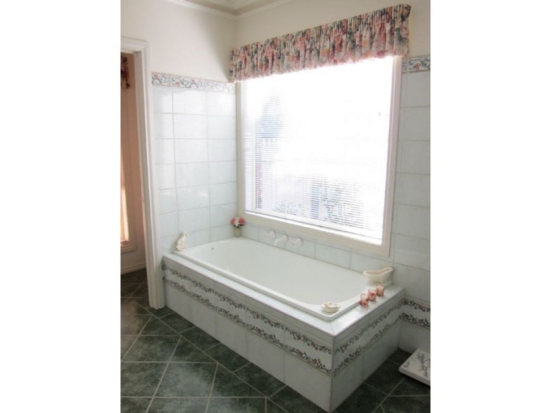 76 Pascoe Street, Rochester VIC 3561