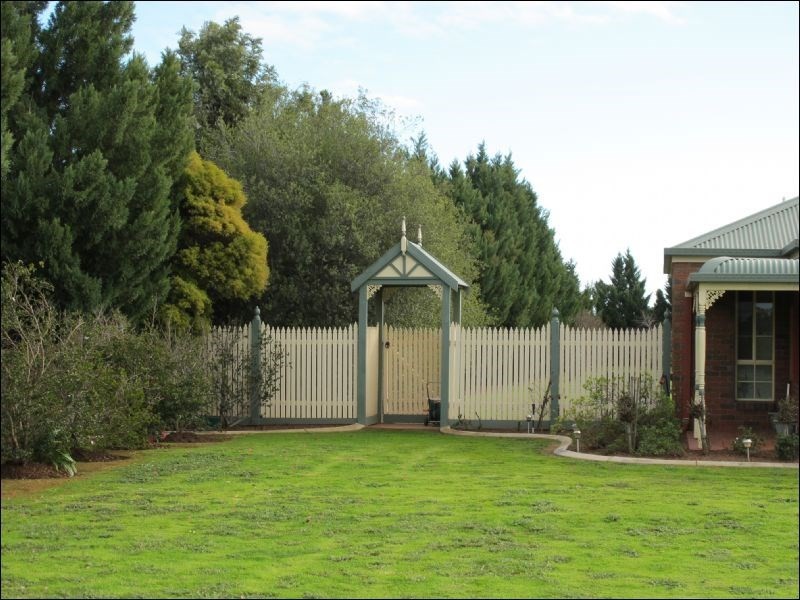 76 Pascoe Street, Rochester VIC 3561