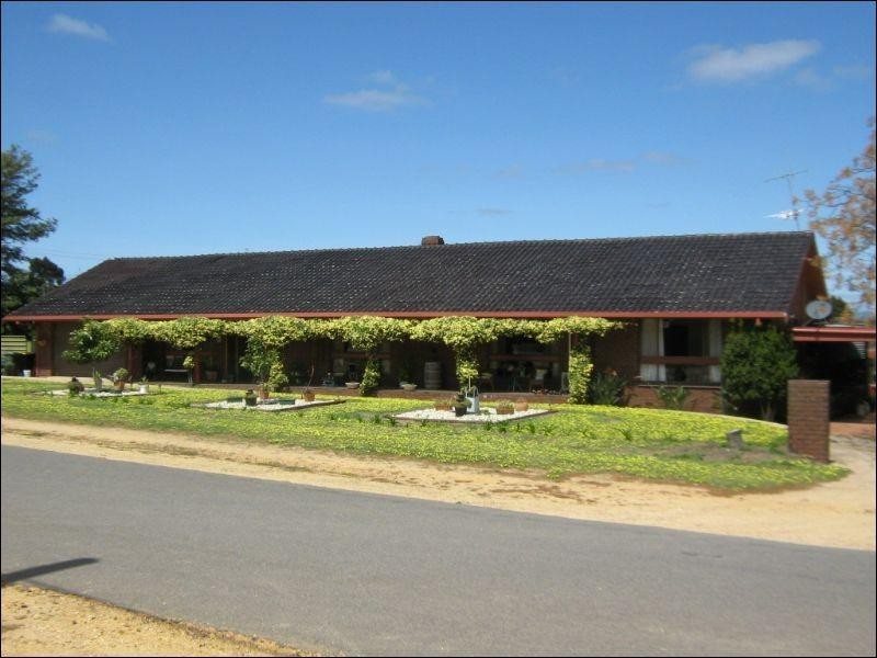 15 Charlton Road, St Arnaud VIC 3478