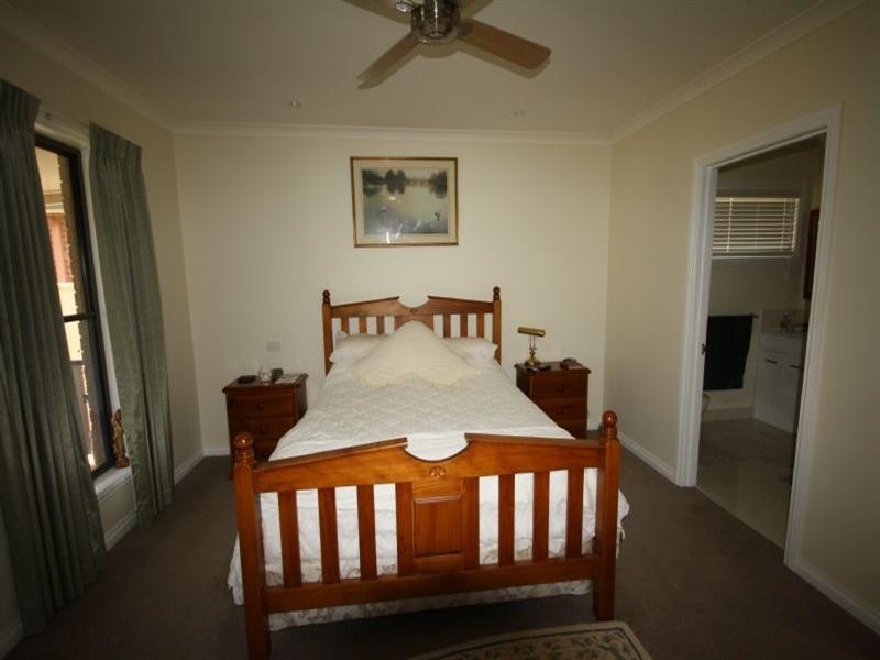 6 Railway Road, Rochester VIC 3561