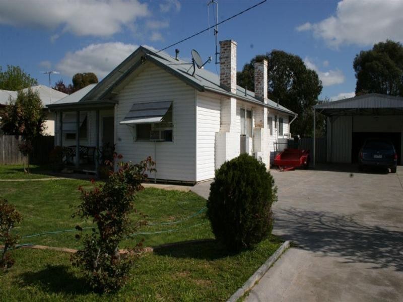 82 Victoria Street, Rochester VIC 3561