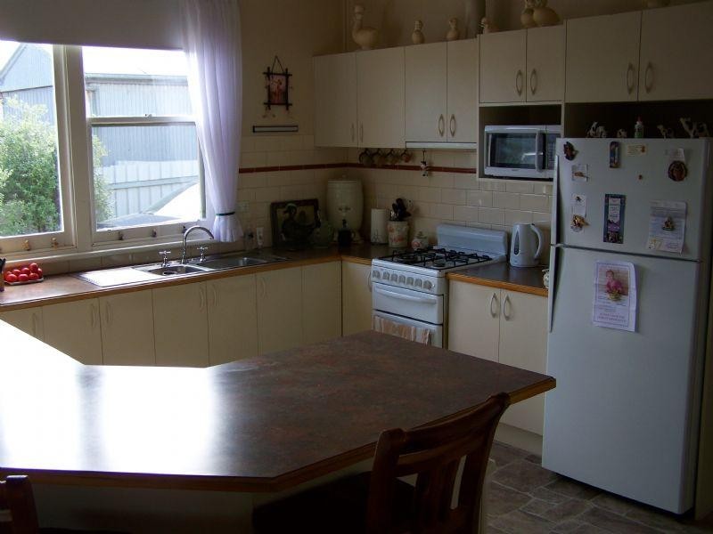 8 Nelson Parade, St Arnaud VIC 3478