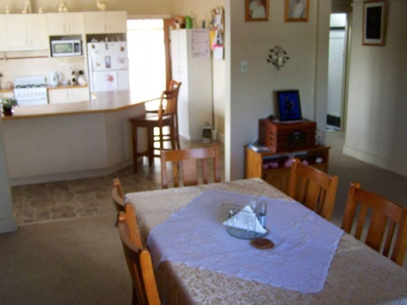 8 Nelson Parade, St Arnaud VIC 3478