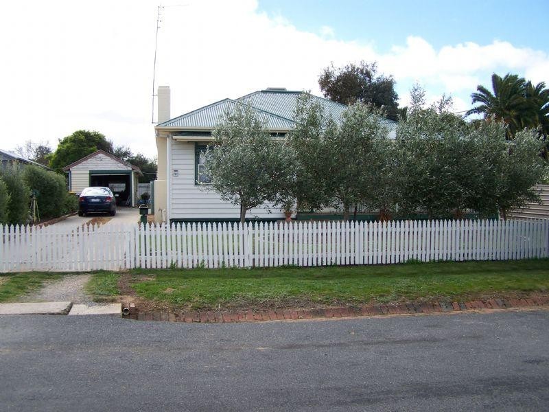 8 Nelson Parade, St Arnaud VIC 3478