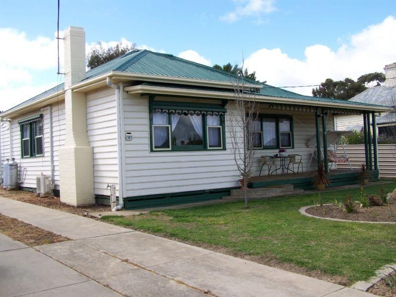 8 Nelson Parade, St Arnaud VIC 3478