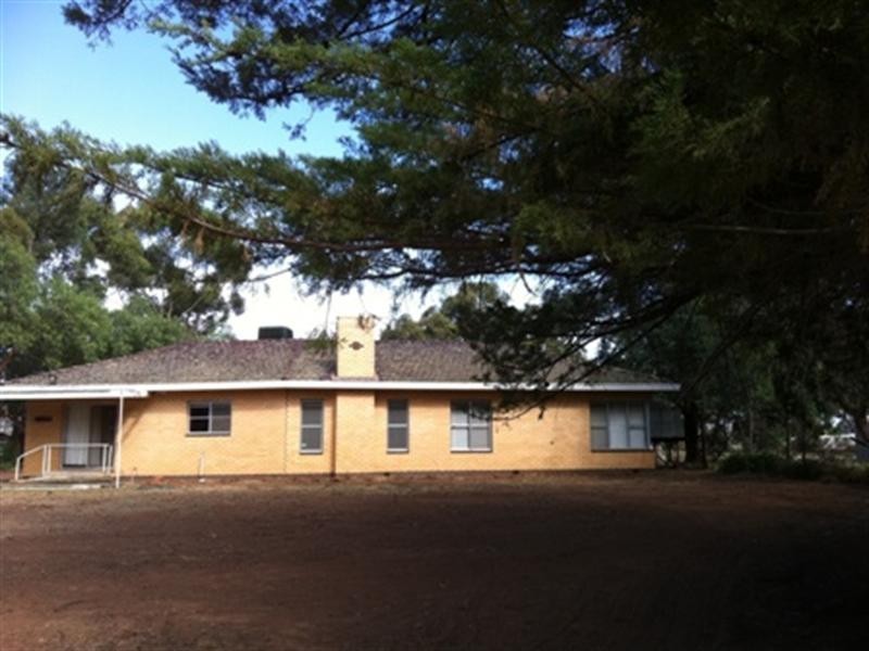 48 Railway Road, Rochester VIC 3561