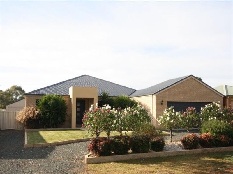 9 High Street, Rochester VIC 3561