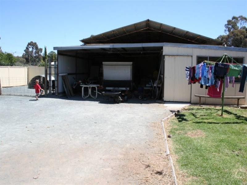 64 Baynes Street, Rochester VIC 3561