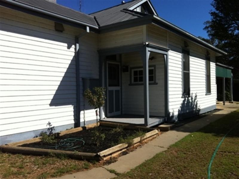 8 Moore Street, Rochester VIC 3561