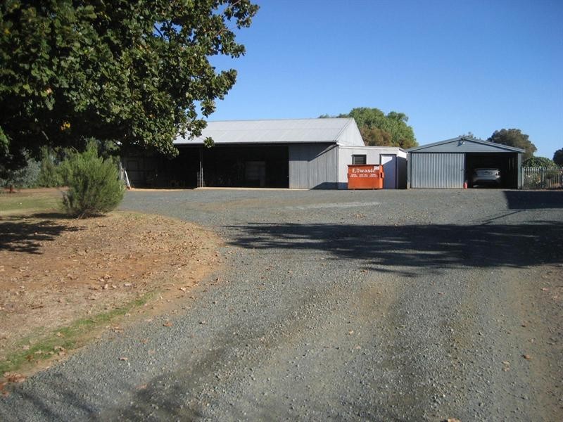 132 Railway Road, Rochester VIC 3561