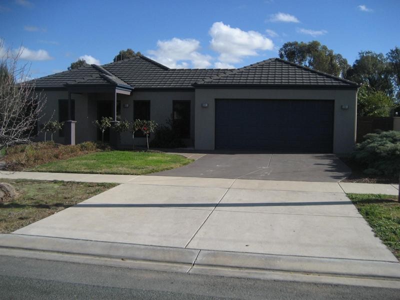 10 Queen Street, Rochester VIC 3561